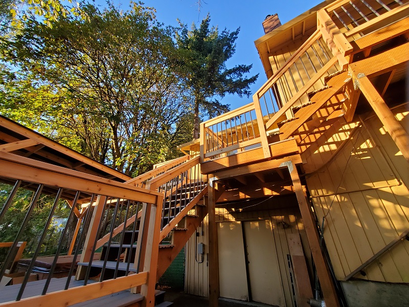 Deck staircase: newly installed with stylish railing