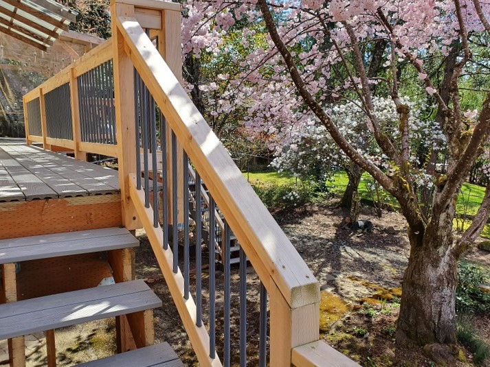 Staircase with wooden handrails: elegant and traditional design