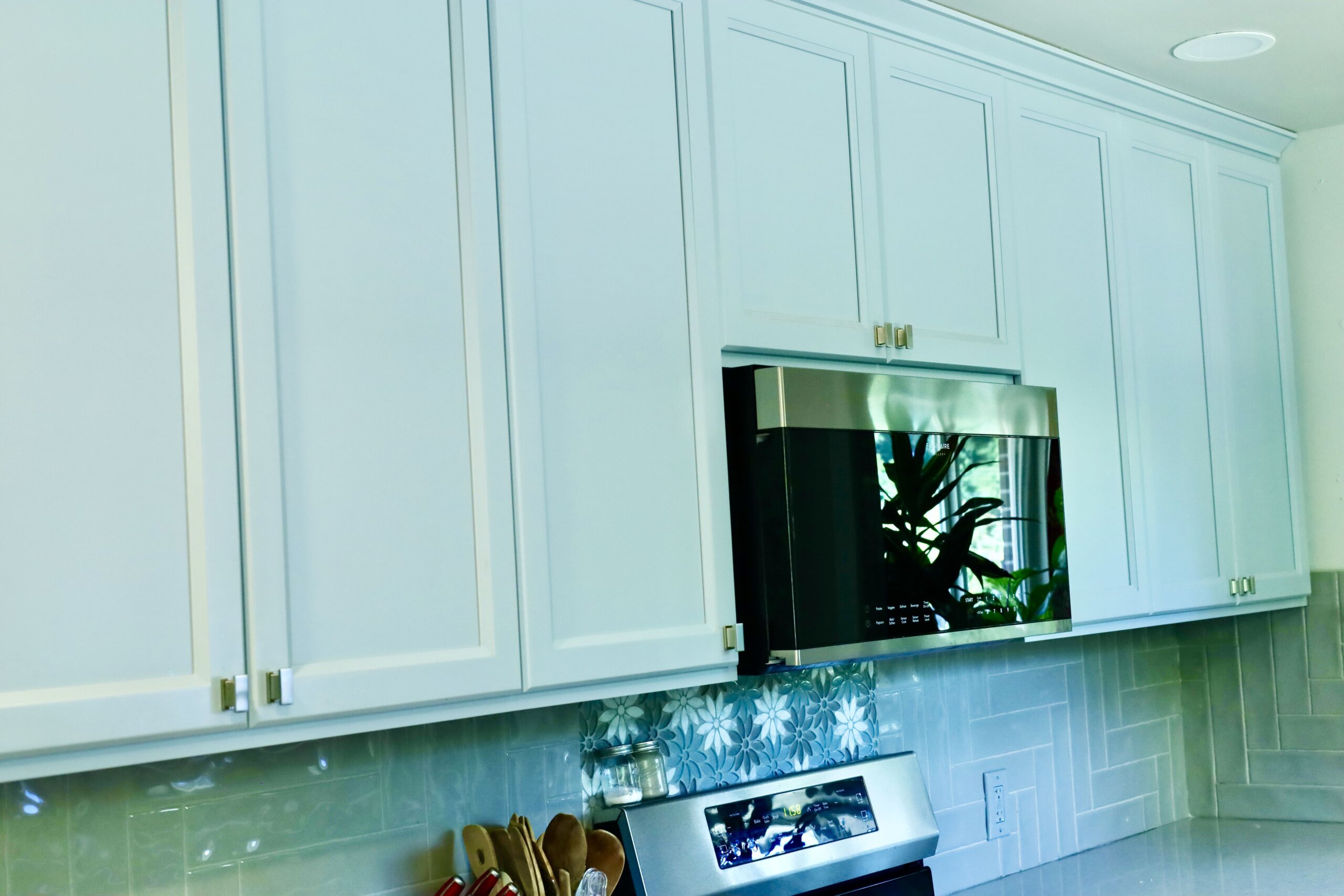 Elegant white kitchen cabinets: clean and modern design