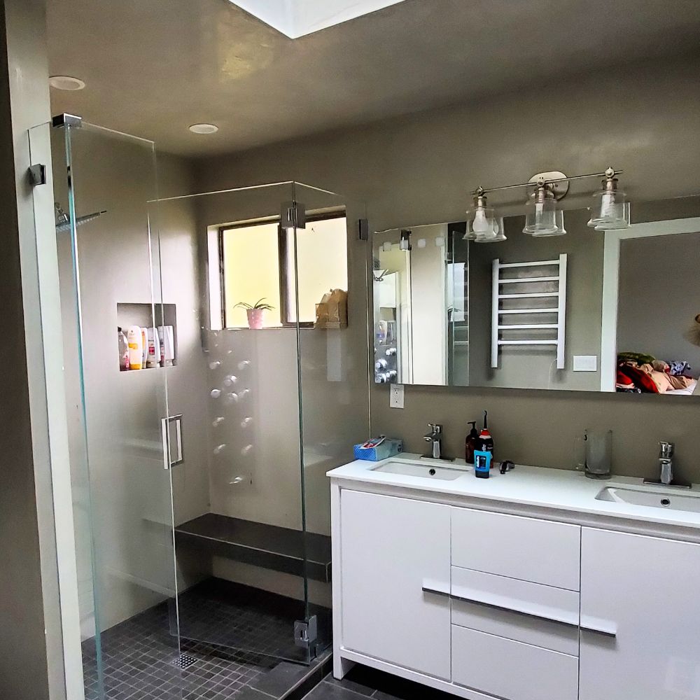 Ceiling window providing natural light in a contemporary bathroom